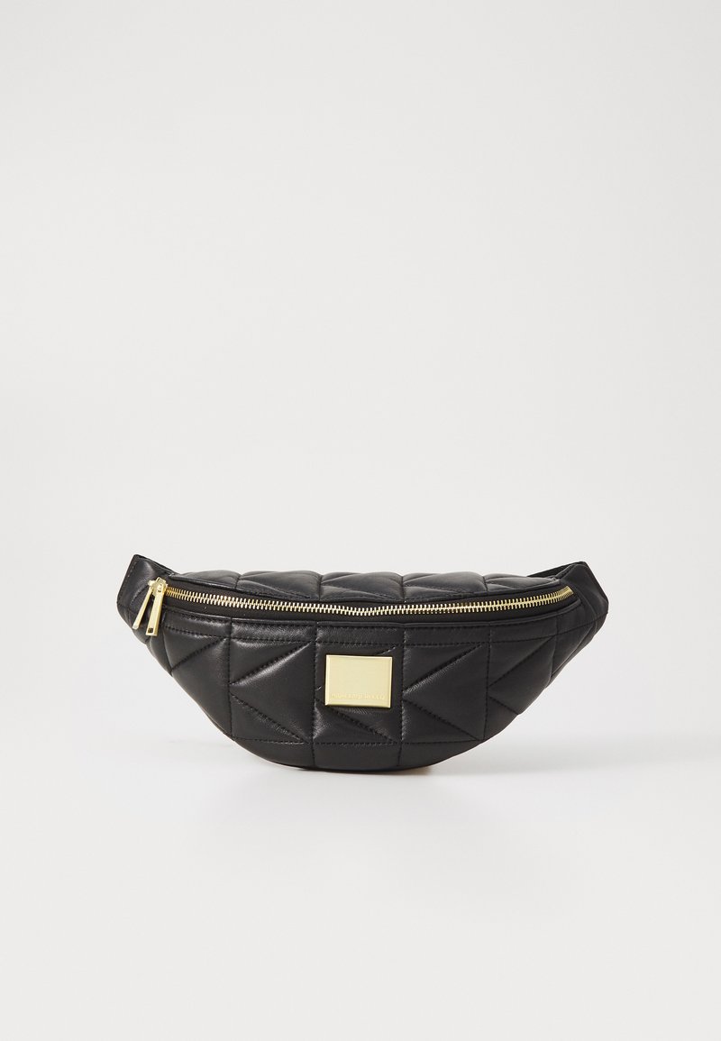 Saco de cintura em pele preta com padrão acolchoado, fecho dourado, padrão triangular e uma placa metálica retangular no frontal.