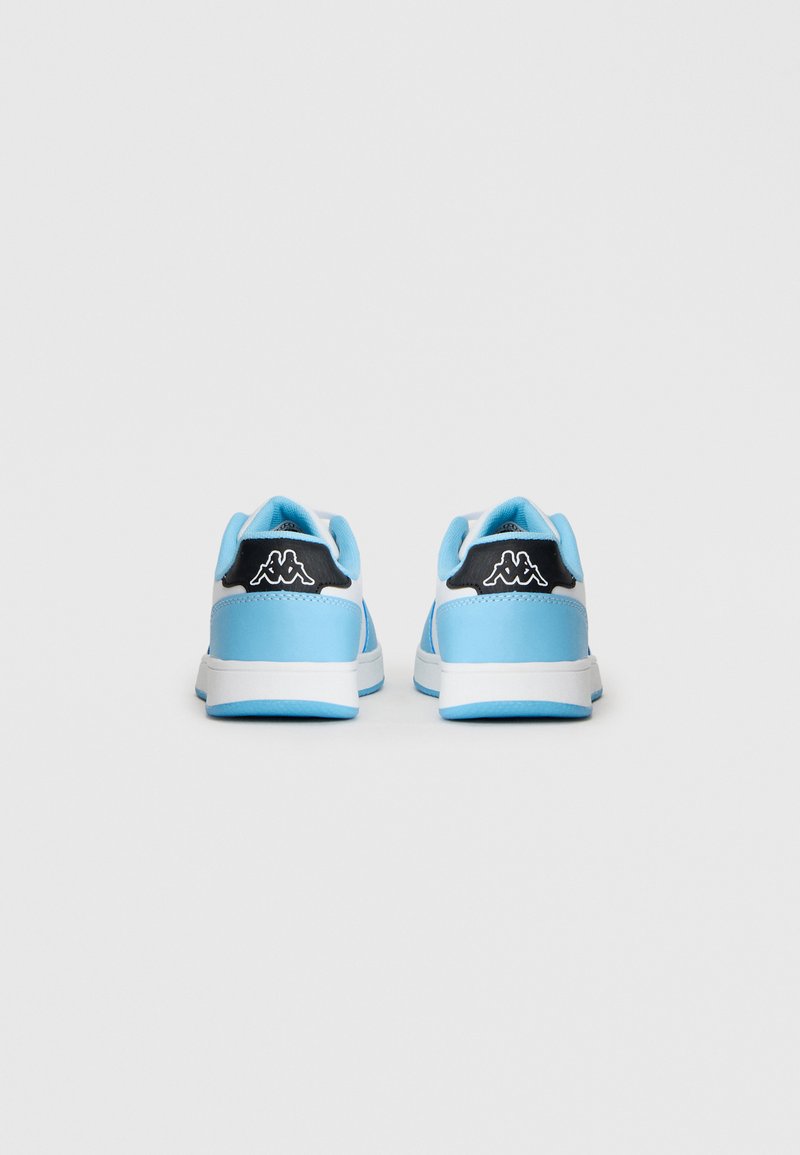 Baskets bleu clair avec une tige en synthétique lisse, semelle blanche et accent logo noir sur le talon. Design confortable adapté à un usage décontracté.