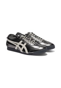 Sneakers neri in sintetico con strisce bianche sui lati, suola nera texturizzata e lacci grigi, progettati per un uso casual e il massimo comfort.