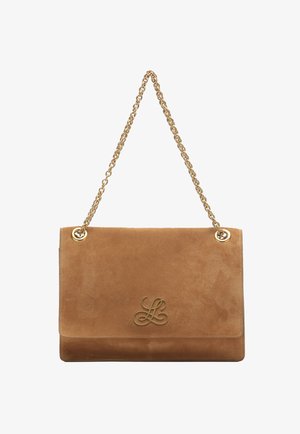 Braune Wildleder-Handtasche mit goldfarbenem Kettenriemen und goldfarbenem, verschlungenem LL-Logo auf der vorderen Klappe vor weißem Hintergrund.