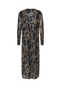 Lang, løstsiddende kjole i en afdæmpet brun med abstrakte sorte geometriske mønstre; har lange ærmer og en rund halsudskæring.