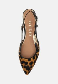 Kitsas varvas ja avatud kanna slingback king, millel on leopardimustriga karvapealne, must reguleeritav rihm ja kuldne aksessuaar. Sile tan insole brändimisega.