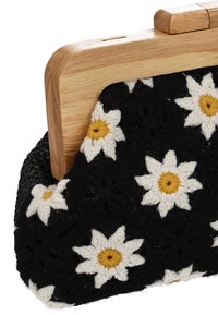 Fekete horgolt kis táska fehér és sárga virágmintával, fa kapoccsal, lekerekített formával és texturált felülettel.