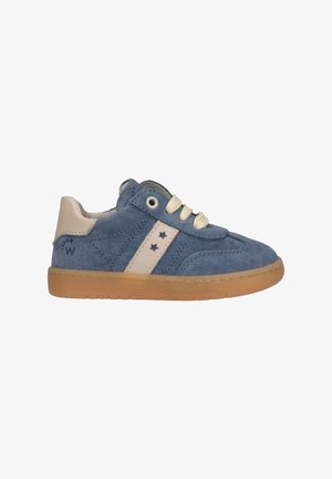 Kindersneaker van blauwe suède met beige accenten, witte veters, stervormige uitsparingen op de zijstreep en een gumzool.