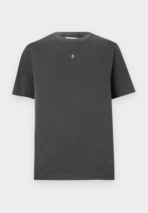 T-shirt di cotone grigio scuro con colletto rotondo e maniche corte; presenta un piccolo logo centrato in bianco sul petto.