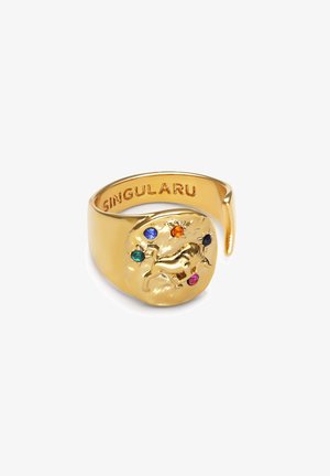 Goldfarbener Ring mit einem erhabenen Pferdemotiv, verziert mit mehrfarbigen Edelsteinen: blau, orange, grün und pink. "SINGULARU" ist innen eingraviert.