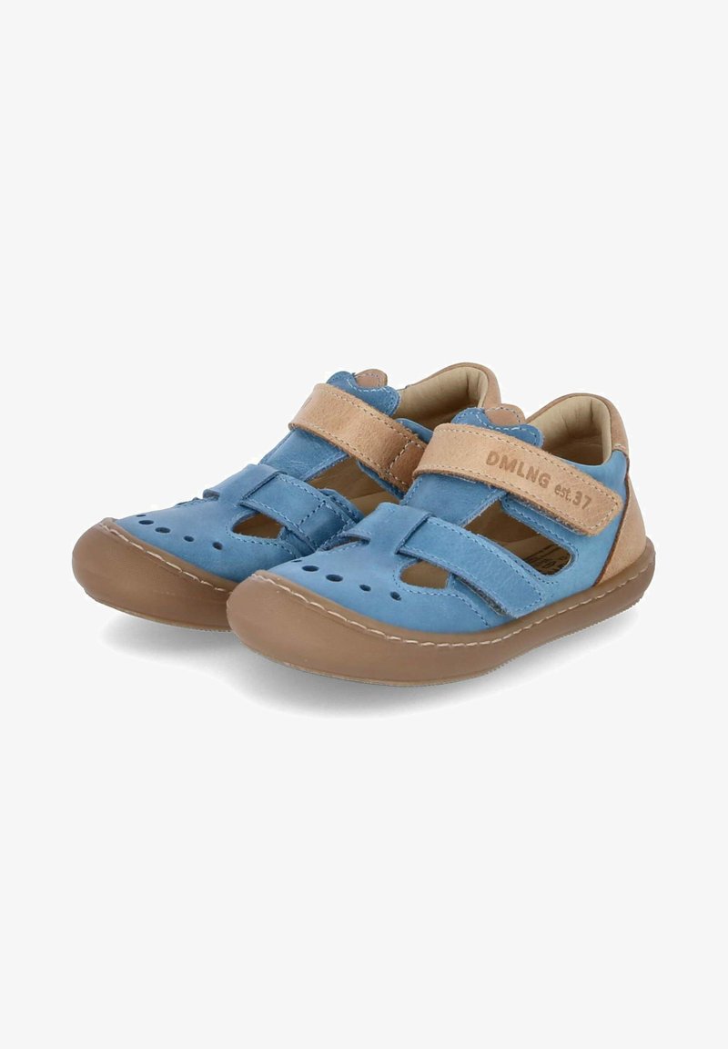 Blaue Leder-Sandalen mit braunen Akzenten, offene Zehenspitze, verstellbare Riemen und Perforationen für Atmungsaktivität. Weiche, flexible Sohle.