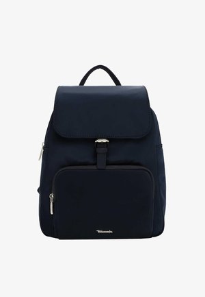 Mörkblå nylonryggsäck med lock, silverfärgade detaljer, framficka med dragkedja och ögla upptill; slät yta med förstärkta sömmar.