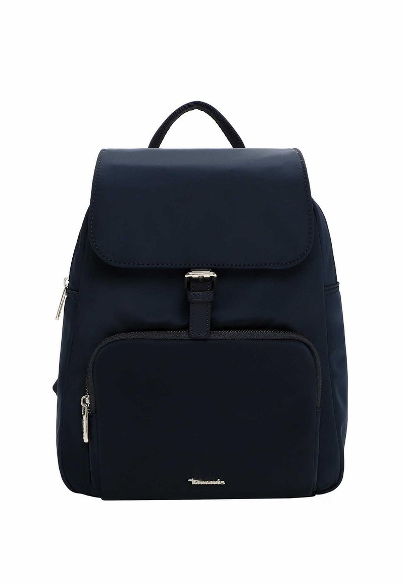 Zaino in nylon blu navy con chiusura a pattina, dettagli in metallo argentato, tasca frontale con zip e manico superiore; texture liscia con cuciture rinforzate.