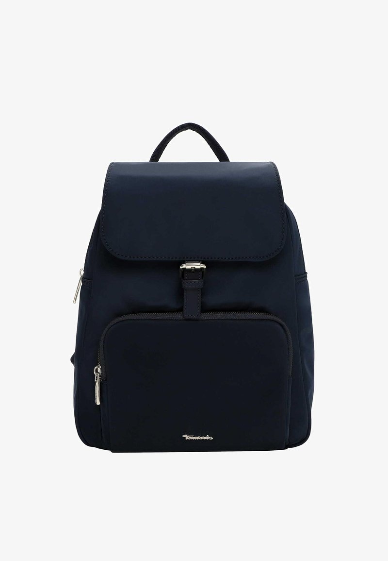 Zaino in nylon blu navy con chiusura a pattina, dettagli in metallo argentato, tasca frontale con zip e manico superiore; texture liscia con cuciture rinforzate.