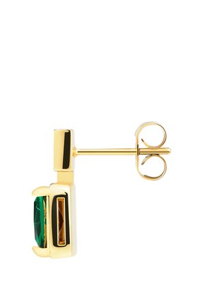 Náušnice ve zlatém tónu s zeleným drahokamem a menším jantarovým akcentem, moderní geometrický design a hladké bílé smaltové detaily.