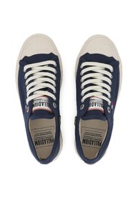 Μπλε καμβάς αθλητικά παπούτσια με λευκά κορδόνια και ελαστικές σόλες. Διαθέτουν στρογγυλεμένη μύτη, οφθαλμούς και σήμανση στη γλώσσα και στην πλευρά.