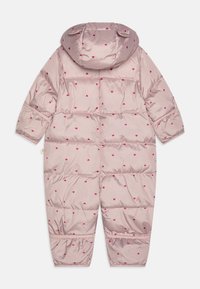 Vêtement d'extérieur matelassé en tissu rose clair avec de petits imprimés rouges en forme de cœur. Il est doté d'une capuche et de poignets et ourlets élastiqués pour un ajustement parfait.