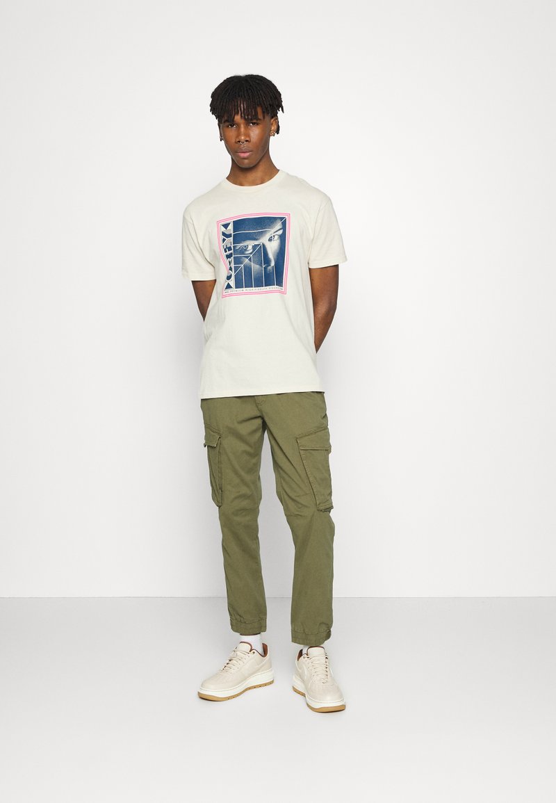 Herren Chinos | Redefined Rebel CALLEN PANTS Cargohose dark olive/khaki - SY70539 Herren Chinos | Redefined Rebel CALLEN PANTS Cargohose dark olive/khaki - SY70539