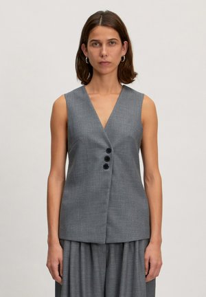 Grijze geweven vest met een V-hals, mouwloos ontwerp en drie zwarte knopen aan de voorkant. Glad textuur, getailleerde pasvorm en minimalistische stijl.