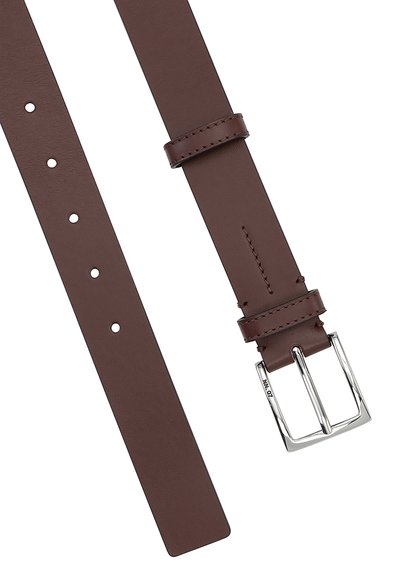 Ceinture en cuir marron avec boucle rectangulaire en argent et cinq trous d'ajustement, posée à plat sur un fond blanc.