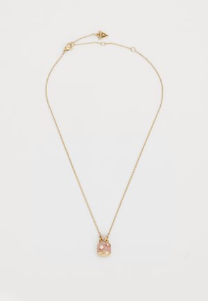 Gouden ketting met een ronde, roze hanger met een gestructureerd oppervlak en twee kleine diamantachtige accenten.