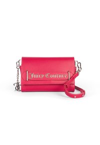 Borsa a tracolla in pelle rosa con catena in metallo e tracolla, caratterizzata dal logo argento "Juicy Couture" e dettagli a borchie lungo la tracolla.