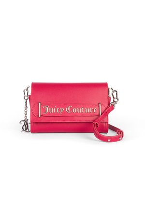 Borsa a tracolla in pelle rosa con catena in metallo e tracolla, caratterizzata dal logo argento "Juicy Couture" e dettagli a borchie lungo la tracolla.