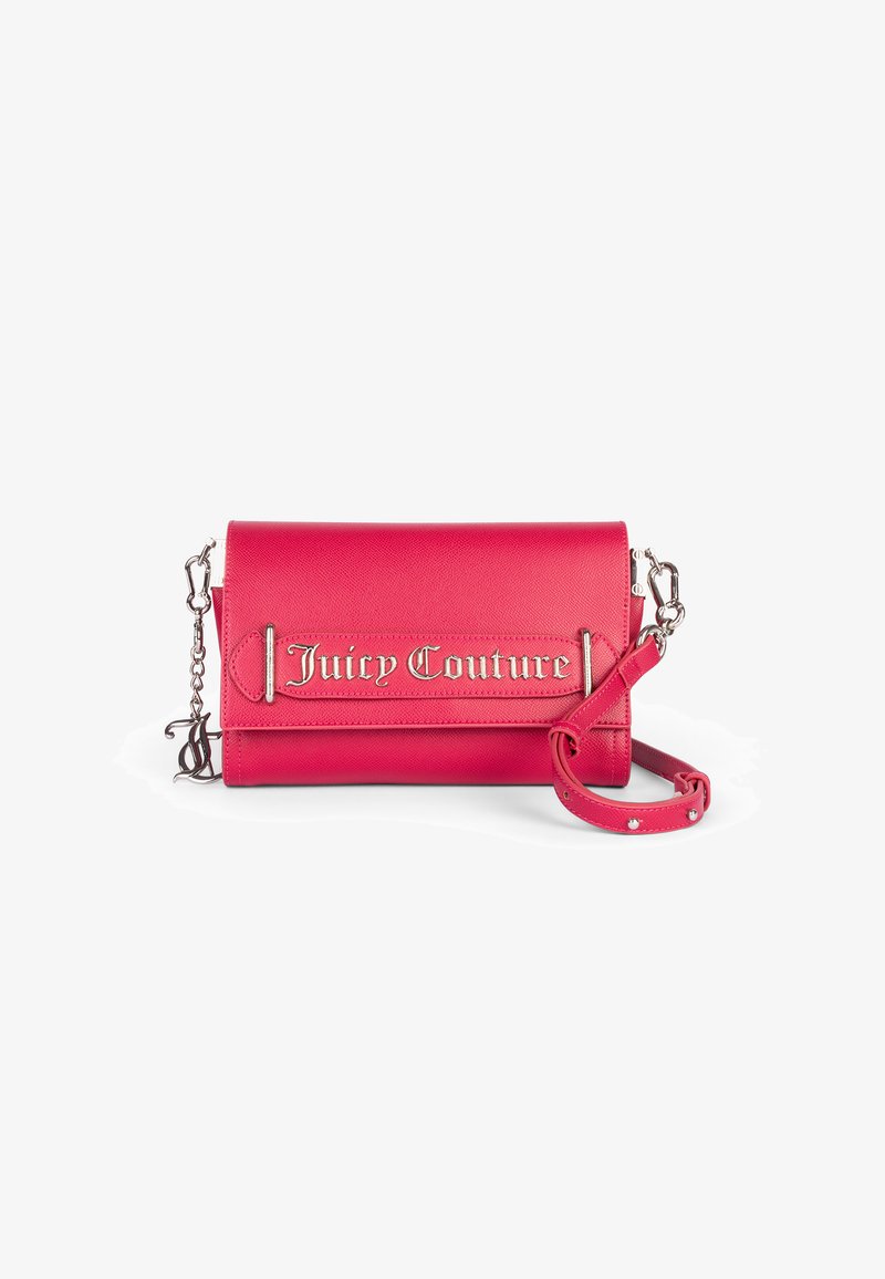 Borsa a tracolla in pelle rosa con catena in metallo e tracolla, caratterizzata dal logo argento "Juicy Couture" e dettagli a borchie lungo la tracolla.