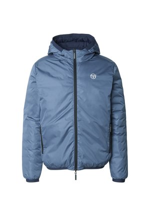 Letvægts blå dunjakke med lynlås foran, hætte og to sidelommer. Har ribstrikkede manchetter og et logo på brystet.