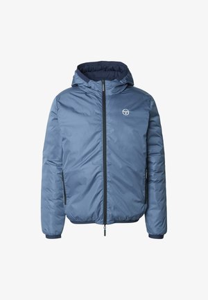 Letvægts blå dunjakke med lynlås foran, hætte og to sidelommer. Har ribstrikkede manchetter og et logo på brystet.