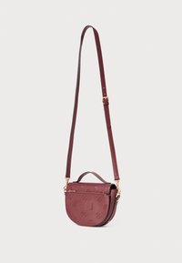 Borsa a tracolla in pelle bordeaux con forma curvata, delicato motivo stampato, hardware color oro e tracolla regolabile.