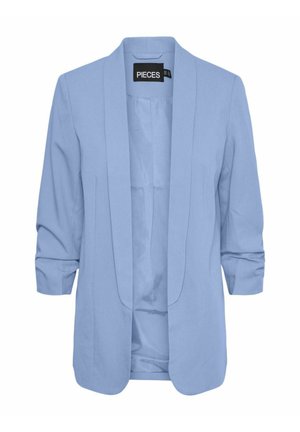 Gaiši zils žakets, izgatavots no gludas auduma, ar šalu apkakli, atvērtu priekšpusi un trīs ceturtdaļu piedurknēm. Redzamības fiksatori nav.