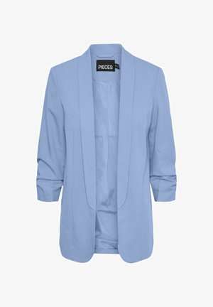 Gaiši zils žakets, izgatavots no gludas auduma, ar šalu apkakli, atvērtu priekšpusi un trīs ceturtdaļu piedurknēm. Redzamības fiksatori nav.