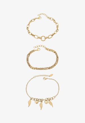 Drie gouden armbanden: de bovenste heeft aaneengeschakelde ringen, de middelste een gelaagd kettingontwerp, en de onderste heeft decoratieve bedels.