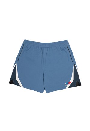 Blaue Sportshorts mit elastischem Bund, Seitentaschen, schwarz-weißen geometrischen Akzenten und einem kleinen rot-blauen Logo am rechten Bein.