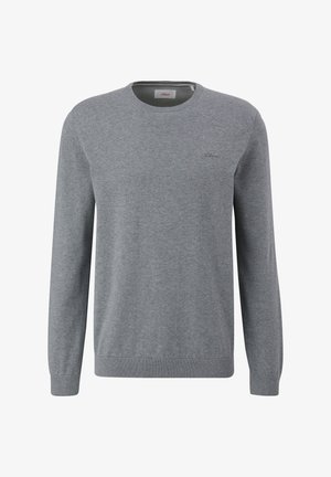 Grauer Strickpullover, Rundhalsausschnitt, lange Ärmel, gerippte Bündchen und Saum. Kleines Logo im Brustbereich, glatte Textur. Aus weichem Material gefertigt.