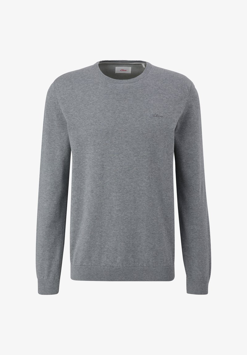 Szary sweter z dzianiny, okrągły dekolt, długie rękawy, prążkowane mankiety i dół. Małe logo na obszarze klatki piersiowej, gładka tekstura. Wykonany z miękkiego materiału.