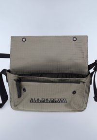 Borsa a tracolla grigia trapuntata con tasca con zip, tracolla regolabile e logo nero del marchio. Presenta una chiusura con bottone a pressione e un interno liscio.