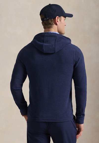 Μπλε σκούρο φούτερ με υφή, με άνετη εφαρμογή, που διαθέτει κουκούλα με κορδόνι και μακριά μανίκια, σε συνδυασμό με μπλε σκούρο παντελόνι.