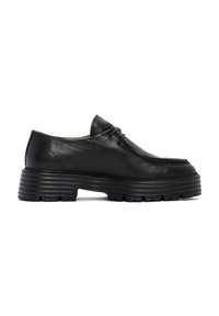 Zapatos de cuero negro con puntera redondeada, costuras elevadas y una suela de goma gruesa y texturada. Presenta un diseño de cordones minimalista.