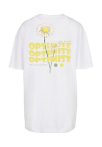 Weißes Baumwoll-T-Shirt mit lässigem Schnitt. Features gelbe und grüne Schriftzüge mit der Aufschrift "OPTIMIST," illustrierte Gänseblümchen und eine positive Botschaft.
