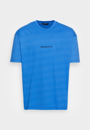 Blauw T-shirt met korte mouwen en ronde hals met "MENNACE" in kleine zwarte letters gedrukt, gecentreerd op de borst.