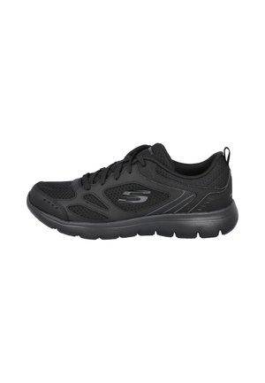 Zapatilla deportiva negra Skechers con paneles de malla, diseño con cordones y suela acolchada, mostrada de lado sobre un fondo blanco.