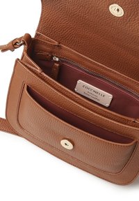 Bolso cruzado de cuero marrón con acabado texturizado, que cuenta con un bolsillo con cremallera, compartimentos deslizantes y un cierre de presión con herrajes dorados.