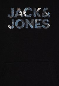 Černá mikina s kapucí s nápisem "JACK & JONES" ve velkých písmenech s texturovaným, barevným květinovým vzorem. Obsahuje přední kapsu.