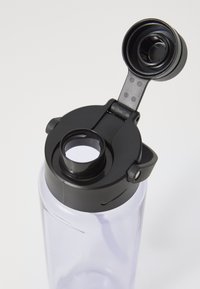 Bouteille d'eau en plastique transparent avec un couvercle à rabat noir. Présente une forme cylindrique, une texture lisse et une petite ouverture pour boire.