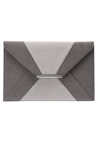 Grå och ljusgrå mockaväska med vinkelräfflad geometrisk design, som har en silverfärgad bar på locket. Slät textur, minimalistisk stil.