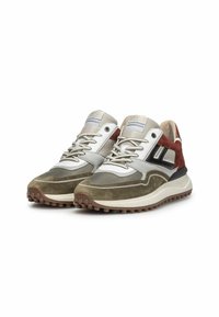 Sneakers sportivi in verde, grigio e bordeaux. Presentano materiali in suede e mesh, punta perforata, lacci rotondi e suola in gomma testurizzata.