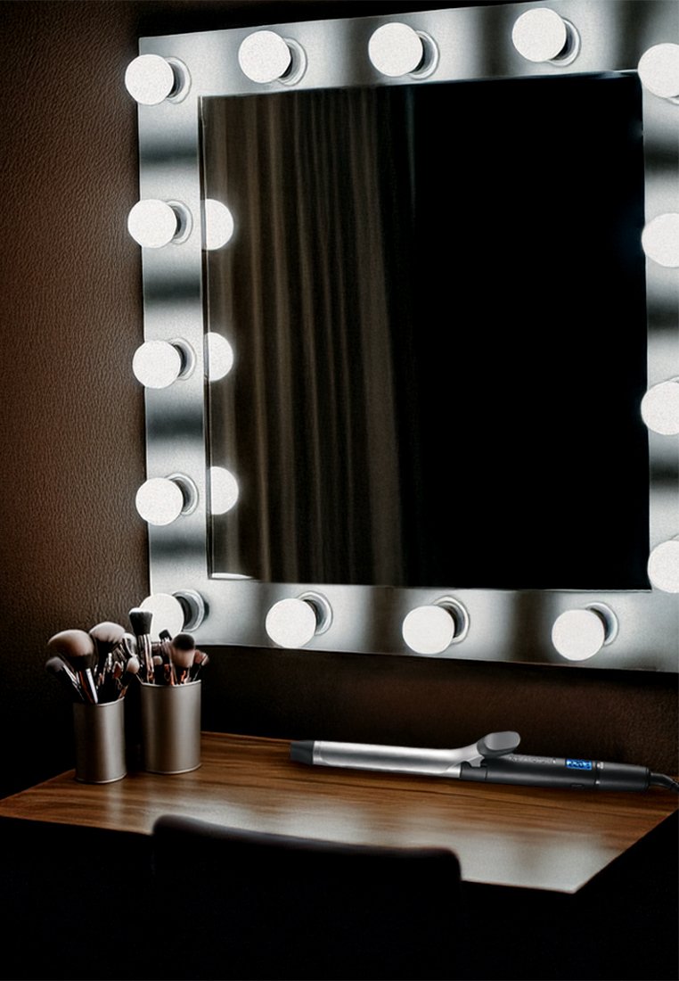 Specchio di bellezza con una cornice argentata e luci a bulbo rotondo brillanti, con un piano in legno decorato con pennelli per il trucco e uno strumento per acconciature.