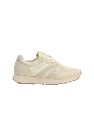 Beżowe buty sportowe z połączeniem gładkich i teksturowanych materiałów, okrągłym noskiem, sznurowadłami oraz gumową podeszwą w jasnobrązowym kolorze.