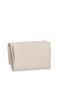 Portafoglio in pelle crema con finitura testurizzata, caratterizzato da un design pieghevole e uno stile minimalista. Le cuciture a vista aggiungono dettaglio.