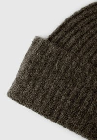 Berretto a coste in misto lana grigio scuro. Presenta un risvolto e una superficie morbida e testurizzata per un maggiore calore.