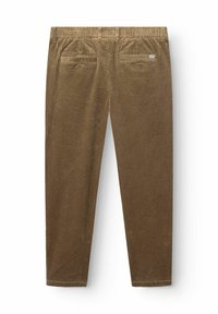 Bruine corduroy broek met een gestructureerd ribbelontwerp, twee achterzakken en een standaard tailleband met een klein merklabel.