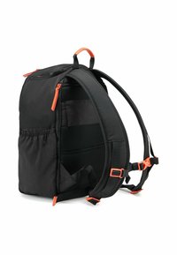 Zaino nero con cerniere e dettagli arancioni. Presenta spallacci imbottiti, una tasca laterale in rete e un design minimalmente strutturato.